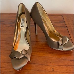 🛍👠 Badgley Mischka light brown satin heels